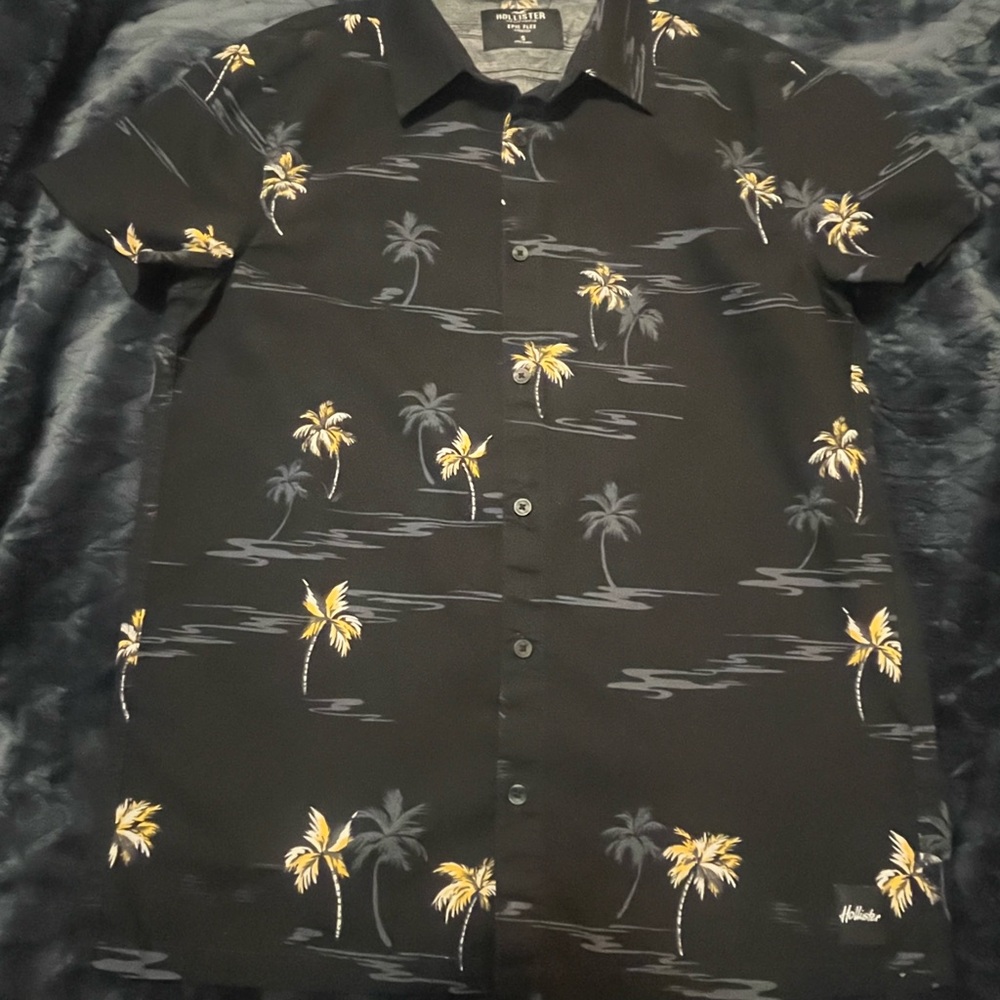 Hollister Men's Black Tropical Shirt - Picture 4 of 6
